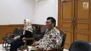 Istri gitaris Band Slank Abdee Negara, Anita Dewi Farida (kiri) menjalani sidang perceraian di PA Jakarta Selatan, Senin (9/7). Anita menghadirkan asisten rumah tangganya, Asih, sebagai seorang saksi. (Liputan6.com/Immanuel Antonius)