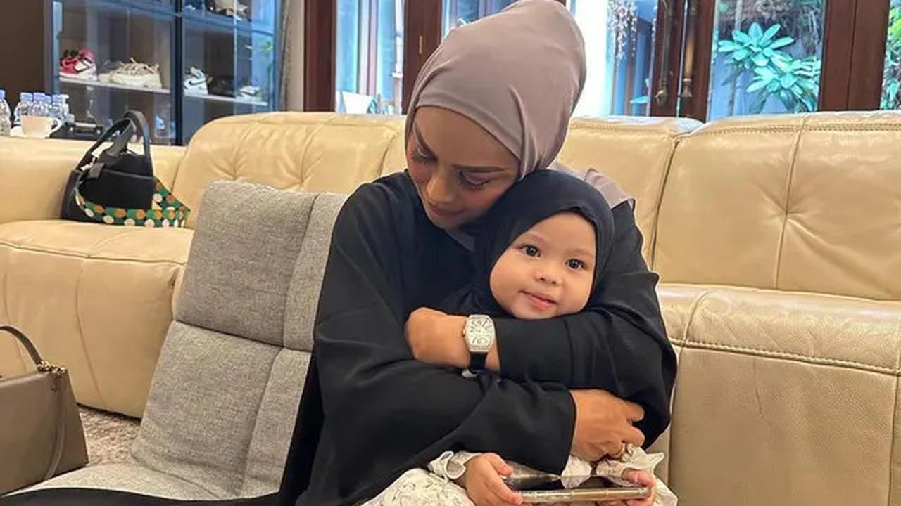 Gaya Ameena Tampil Soleha Kenakan Dress Rp400ribuan dan Kerudung di Kajian