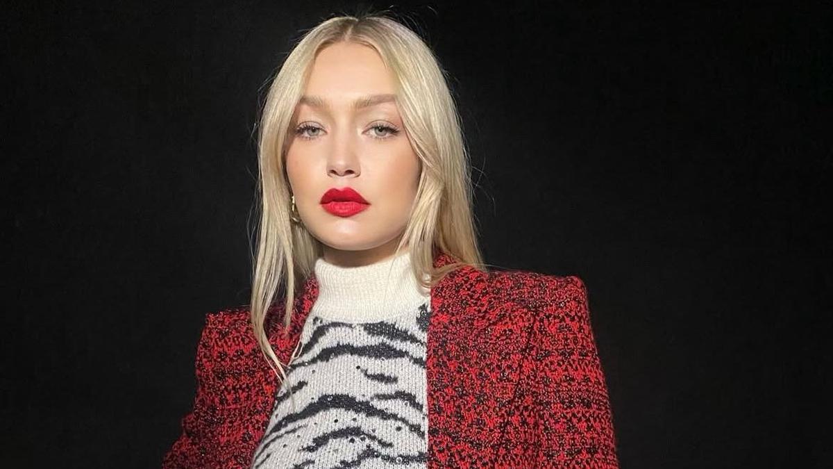 Genap 30 Tahun, Gigi Hadid Tampil Makin Berkelas Lewat Knitwear Look Ini