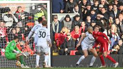 Liverpool akhirnya mencetak gol pada menit ke-44. Bola yang diumpan dan mengarah ke tiang jauh dan akhirnya ditanduk masuk ke gawang oleh Fabinho yang berdiri bebas. (AFP/Paul Ellis)