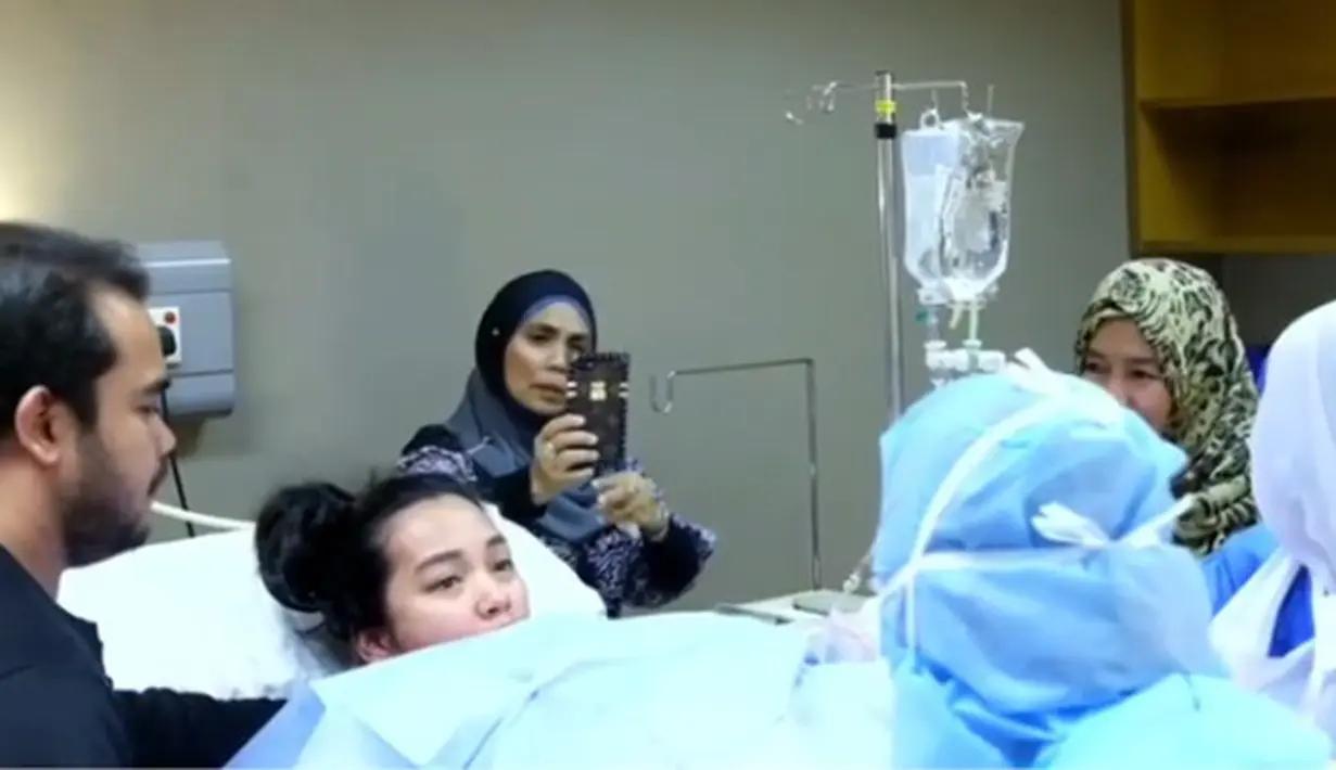 Diva pop Malaysia Siti Nurhaliza resmi menyandang sebagai nenek. Siti menjadi nenek setelah kelahiran anak pertama, Tya Arifin pada Jumat 31 Maret waktu Malaysia. Tya merupakan istri dari Asyraf Khalid, anak suaminya Siti dari pernikahan sebelumnya. 