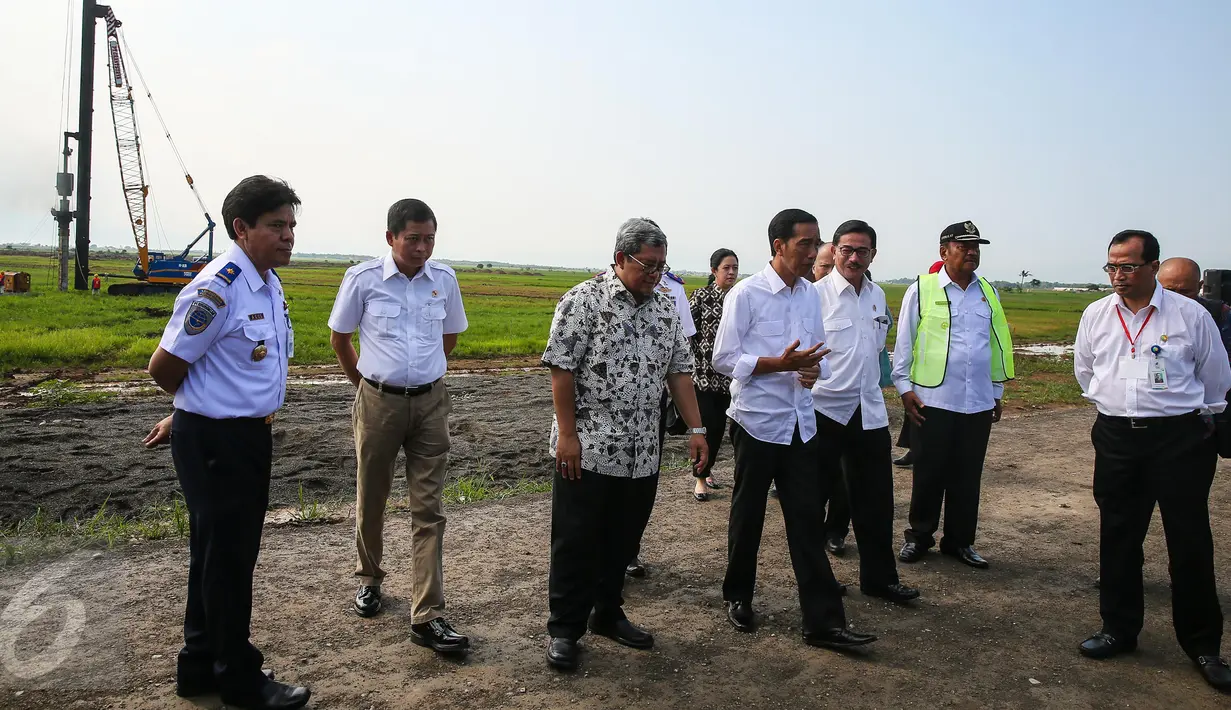 Presiden Joko Widodo didampingi sejumlah menteri kabinet beserta Gubernur Jawa Barat meninjau Bandar Udara (Bandara) Internasional Kertajati di Majalengka, Jawa Barat, Kamis (14/1). (Liputan6.com/Faizal Fanani)