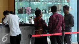 Mantan Menkes Siti Fadilah berbincang dengan kuasa hukumnya di dalam gedung KPK, Jakarta, Senin (7/3). Siti sebelumnya sudah dua kali dipanggil oleh KPK namun beliau mangkir dan sekarang baru bisa hadir memenuhi panggilan. (Liputan6.com/Helmi Afandi)
