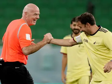 Presiden FIFA, Gianni Infantino, bersalaman dengan Alessandro Del Piero pada laga hiburan jelang semi final Piala Dunia di Stadion Al Thumama, Senin (12/12/2022). (AP Photo/Frank Augstein)