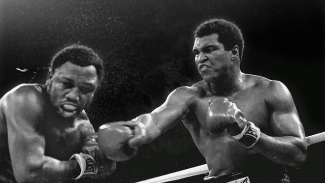 Joe Frazier saat berhadapan dengan juara kelas berat Muhammad Ali yang harus menyerah dironde kesembilan saat berlaga di Manila Filipina (AP)