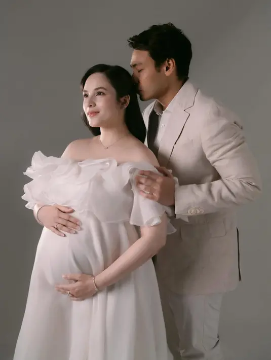 Rambut panjangnya ditata rapi bergaya soft wave dengan belahan samping yang terlihat anggun [@chelseaislan]