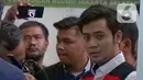 Pemain sinetron Kriss Hatta bersiap menjalani sidang perdana kasus dugaan penganiayaan di PN Jakarta Selatan, Rabu (9/10/2019). Kriss Hatta mengaku tidak menyesal meski sudah memberikan uang damai cukup besar kepada Anthony Hilenaar. (Liputan6.com/Herman Zakharia)