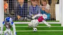 Robot penjaga gawang tim 'Nomadz' Swiss berhasil menahan bola saat melawan robot tim 'Hulk' dari Jerman dalam pertandingan kompetisi Liga Platform Standar di RoboCup GermanOpen 2018, Magdeburg, Jerman (28/4). (AP/Jens Meyer)