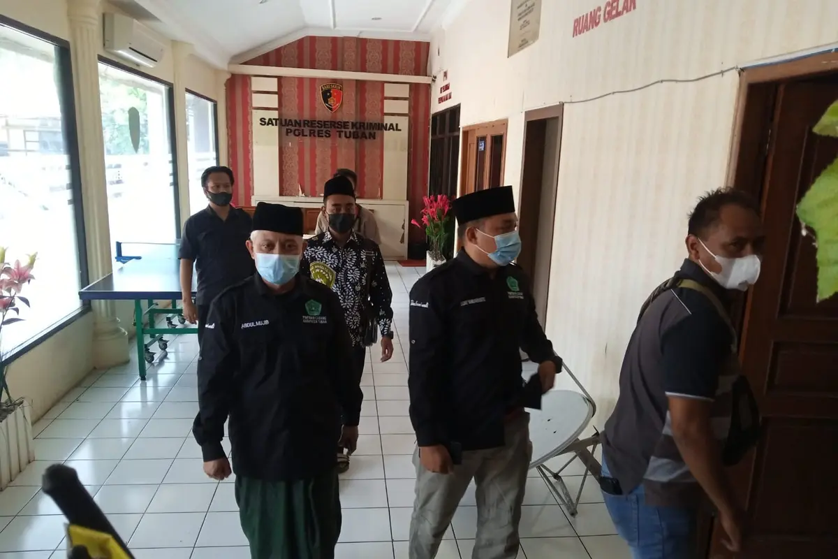 Pengurus PC Pagar Nusa Tuban, ketika mendatangi  Polres Tuban untuk mendorong kasus pengeroyokan diusut tuntas. (Liputan6.com/Ahmad Adirin)