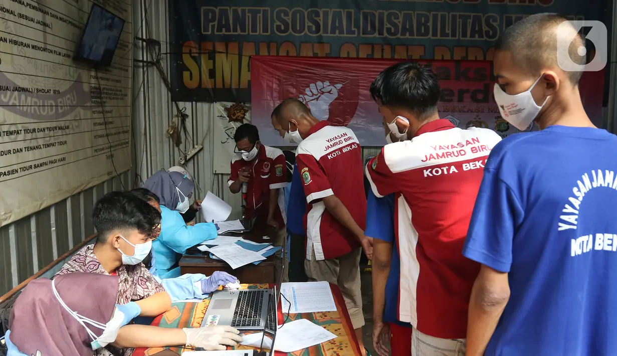 Sejumlah pasien ODGJ mengikuti vaksinasi COVID-19 di Bekasi, Jawa Barat, Rabu (4/8/2021). Sebanyak 70 pasien ODGJ mengikuti kegiatan vaksinasi merdeka guna mencegah penyebaran wabah COVID-19. (Liputan6.com/Herman Zakharia)