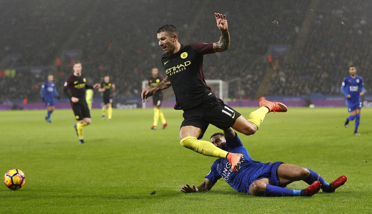 Bek Manchester City, Aleksandar Kolarov, berusaha melewati bek Leicester, Danny Simpson. Pada laga ini Leicester sempat unggul 4-0 atas City sebelum akhirnya mengecilkan kekalahan menjadi 4-2. (Reuters/Carl Recine)