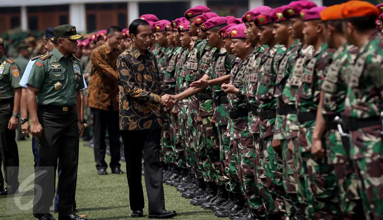 Presiden Joko Widodo memberikan selamat kepada prajurit usai upacara apel di Mabes TNI AD, Jakarta, Senin (7/11). Sebanyak 2.185 prajurit TNI AL, TNI AD dan TNI AU berkumpul mendengar langsung pengarahan dari Presiden. (Liputan6.com/Faizal Fanani)