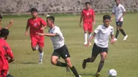 Duel pemain Timnas Indonesia U-16 (jersey putih) melawan tim PPU Kaltim U-15 di lapangan UII, Sleman, Sabtu (22/2/2020). (Bola.com/Vincentius Atmaja)
