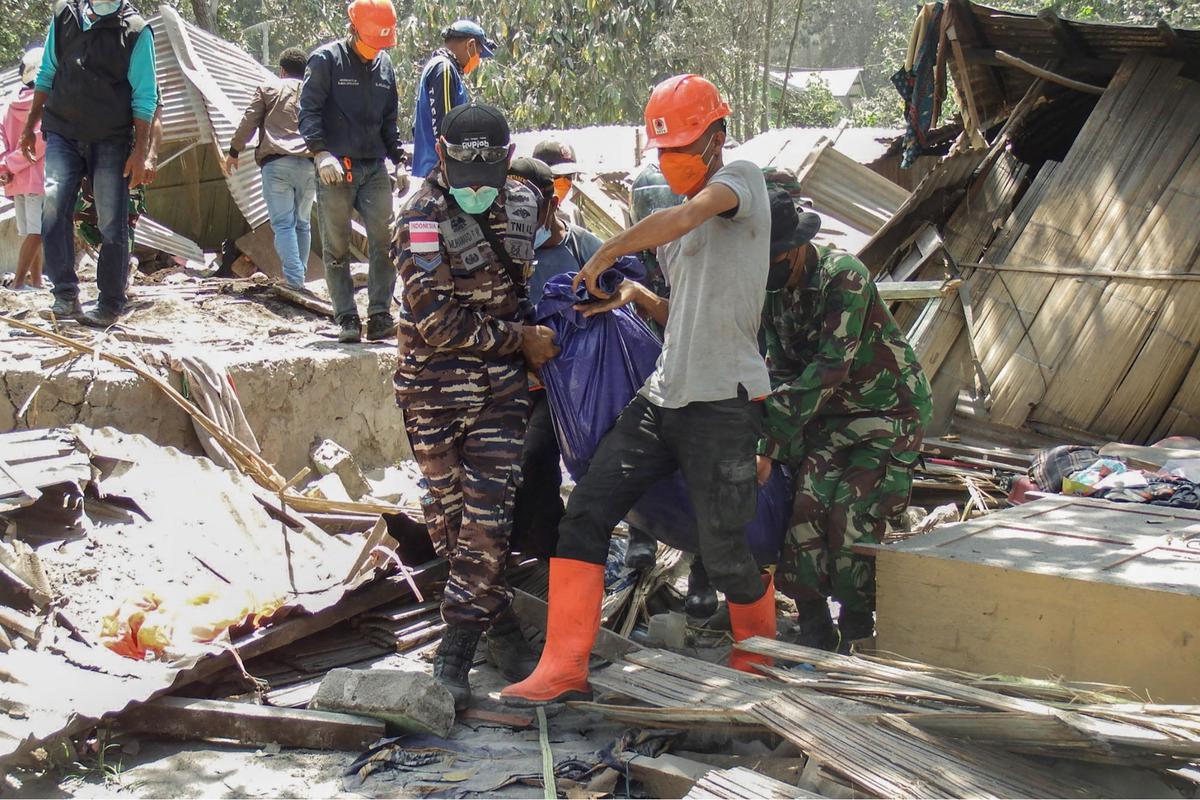 Gunung Lewotobi Laki-Laki erupsi