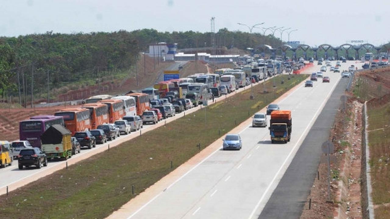 Brimob bersenjata laras panjang amankan arus mudik di Tol Cipali
