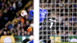 Striker veteran Jamie Vardy yang masuk dari bangku cadangan mencetak gol dan menjadi penyelamat Leicester, yang sempat tertinggal oleh gol Luis Sinisterra. (Mike Egerton/PA via AP)