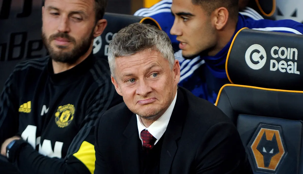 Ekspresi Manajer Manchester United Ole Gunnar Solskjaer (tengah) sebelum tim asuhnya bertanding dengan Wolverhampton Wanderers dalam Liga Inggris di Stadion Molineux, Wolverhampton, Inggris, Senin (19/8/2019). Pertandingan berakhir 1-1. (AP Photo/Rui Vieira)