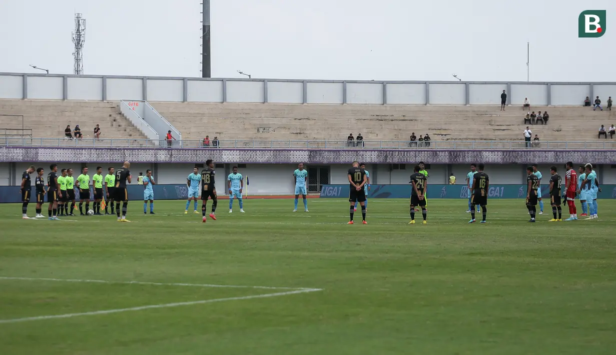 <p>Para pemain Dewa United dan Madura United mengheningkan cipta atas meninggalnya mantan pelatih Timnas Indonesia, Benny Dollo sebelumn dimulainya laga lanjutan BRI Liga 1 2022/2023 di Indomilk Arena, Tangerang, Kamis (2/2/2023). (Bola.com/Bagaskara Lazuardi)</p>