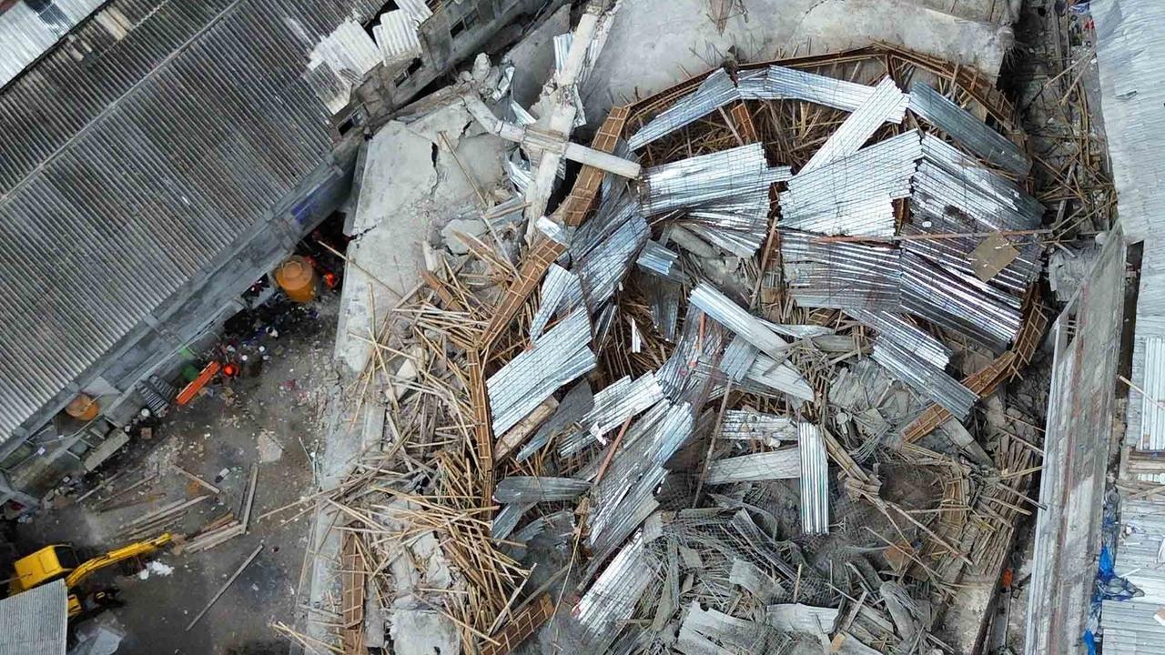 FOTO: Tangis Keluarga  Menunggu Santri Korban Musala Ambruk