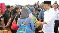 Bupati Banyuwangi Abdullah Azwar Anas berinteraksi dengan para pemudik.