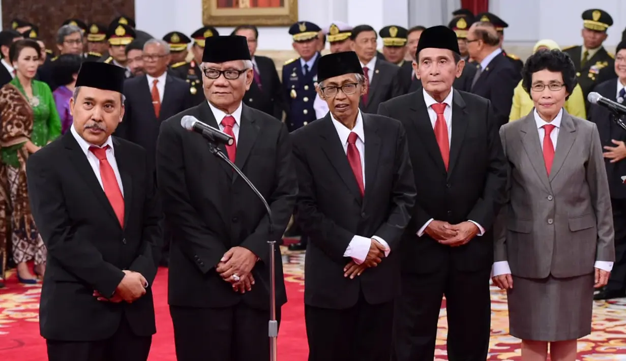 Lima anggota Dewan Pengawas KPK berpose saat pelantikan di Istana Negara, Jakarta, Jumat (20/12/2019). Lima anggota Dewan Pengawas KPK terdiri dari Tumpak Hatorangan Panggabean sebagai ketua serta Harjono, Albertina Ho, Artidjo Alkostar, Syamsudin Haris sebagai anggota. (Foto: Biro Pers Setpres)