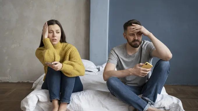 Sepasang kekasih sedang merenung dan bersedih akibat bertengkar (Foto Dok: Freepik/freepik)