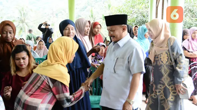 Bupati Situbondo Karna Suwandi bagikan ribuan paket sembako  kepada masyarakat kurang mampu di Kecamatan Besuki (Hermawan Arifianto/Liputan6.com)
