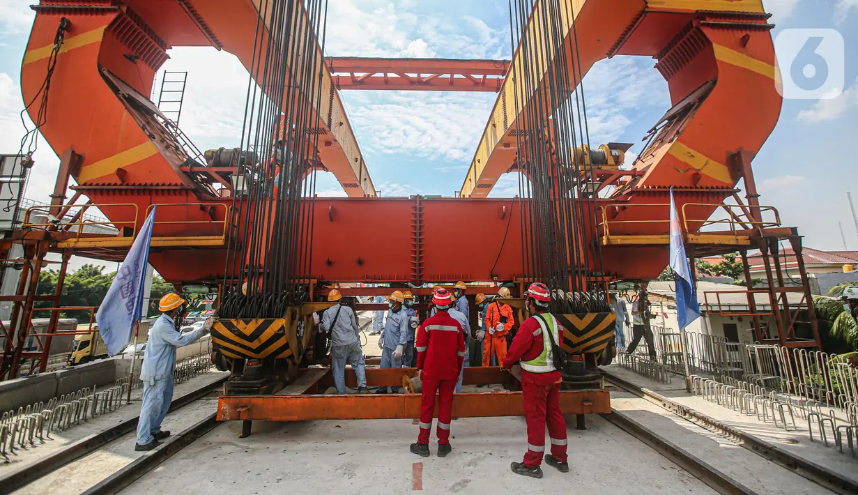 Pekerja Kereta Cepat Jakarta-Bandung (KCJB) menyelesaikan pemasangan girder box Casting Yard #1 di kawasan Jatibening Baru, Bekasi, Jawa Barat, Senin (27/6/2022). Untuk diketahui, pemasangan girder box di proyek Kereta Cepat Jakarta-Bandung dibagi ke dalam tiga section.