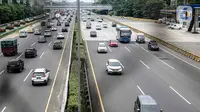 Sejumlah kendaraan melintas di kawasan Tol Jagorawi, Jakarta, Sabtu (13/11/2021). Jalan Tol Jasa Marga Group pada Oktober 2021 meningkat sebesar 6,64 persen jika dibandingkan dengan LHR September 2021 pada masa PPKM level 3. (Liputan6.com/Faizal Fanani)
