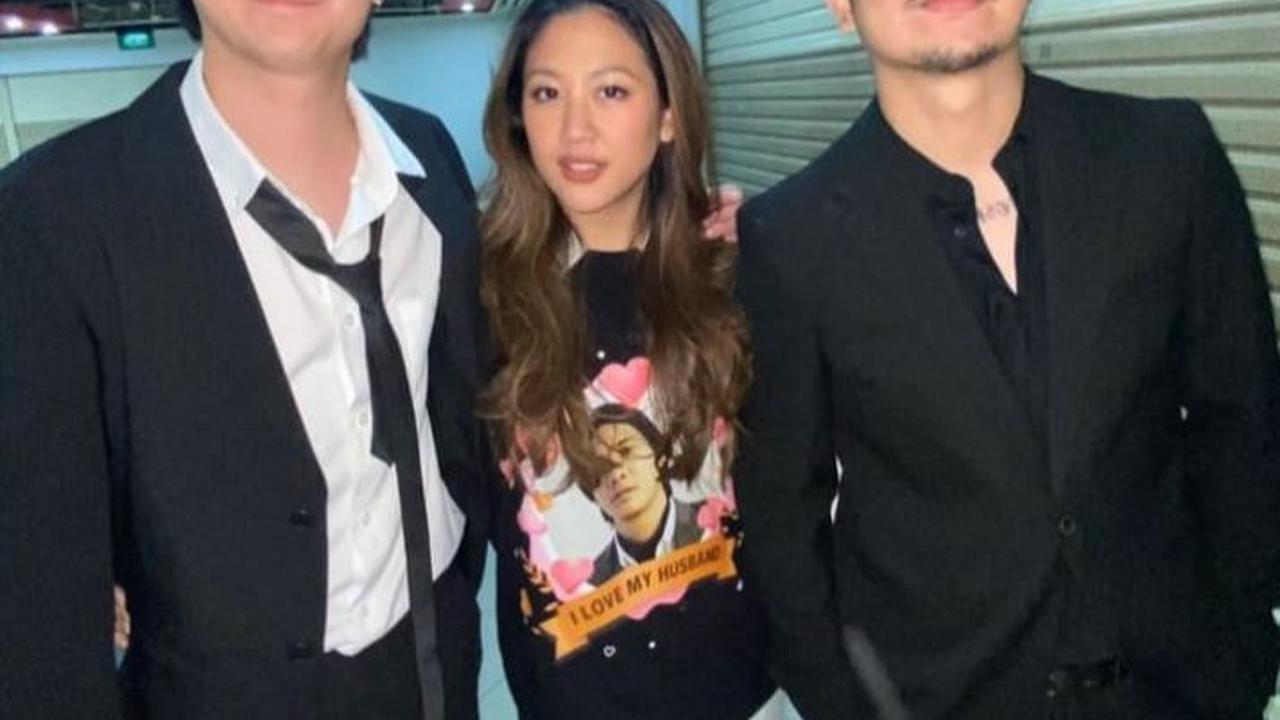 Potret Sherina Munaf berfoto dengan suami dan sahabatnya sekaligus memamerkan kaos yang ia pakai untuk mendukung keduanya.