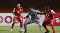 Gelandang Persija Jakarta, Rohit Chand (kanan) berebut bola dengan striker Persib Bandung, Wander Luiz dalam laga leg pertama final Piala Menpora 2021 di Stadion Maguwoharjo, Sleman, Kamis (22/4/2021). Persija menang 2-0. (Bola.com/M Iqbal Ichsan)