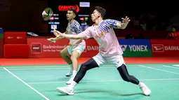 Pebulu tangkis ganada putra Indonesia, Fajar Alfian/Muhammad Rian Ardianto saat bertanding melawan pasangan China, Xie Hao Nan/Zeng Wei Han pada laga perempat final Indonesia Masters 2025 yang berlangsung di Istora Senayan, Jakarta, Jumat (24/01/2025). (Bola.com/Bagaskara Lazuardi)