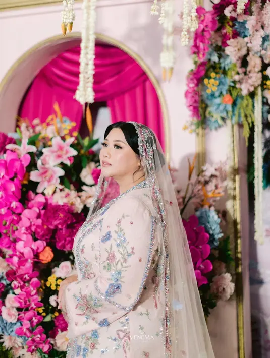 Selebgram Clarissa Putri tinggal menghitung hari menuju ke hari pernikahannya dengan sang kekasih. Beberapa potret dari momen Pengajian dan Sungkeman telah diunggahnya di akun Instagram pribadinya. [Foto: Instagram/clarissaputri_]