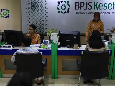 Petugas melayani peserta di Kantor BPJS Kesehatan, Jakarta, Selasa (10/3/2020). Mahkamah Agung (MA) membatalkan kenaikan iuran BPJS Kesehatan setelah mengabulkan sebagian permohonan uji materi terhadap Perpres Nomor 75 Tahun 2019 tentang Jaminan Kesehatan. (Liputan6.com/Angga Yuniar)