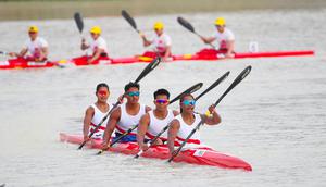Tim Kano Indonesia berhasil meraih medali emas pada nomor Mixed Kayak Four 500 meter, dalam pertandingan yang berlangsung di Royal Thai Navy Canoe and Rowing Training Centre, Chonburi, Rabu (10/12/2025). (NOC Indonesia)