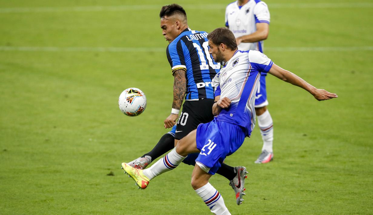 Striker Inter Milan, Lautaro Martinez, berebut bola dengan pemain Sampdoria, Bartosz Bereszynski, pada laga Serie A di Stadion Giuesepe Meazza, Minggu (21/6/2020). Inter Milan menang 2-1 atas Sampdoria. (AP/Antonio Calanni)