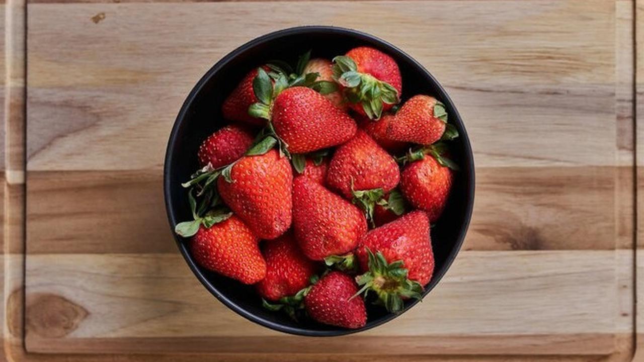 Beberapa varietas stroberi, seperti Sweet Ann, Sweet Charlie, dan Seolhyang dari Korea Selatan, memiliki buah yang besar dan manis.