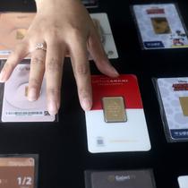 Petugas menata emas batangan di Galeri 24 Pegadaian Kota Tangerang, Banten, Kamis (11/6/2020). Harga emas PT Aneka Tambang Tbk (Antam) naik Rp 12.000 menjadi Rp 893 ribu per gram pada perdagangan Kamis, 11 Juni 2020. (Liputan6.com/Angga Yuniar)