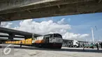 KA Logistik tiba di Stasiun JICT Tanjung Priok, Kamis (18/2). Dioperasikannya Kereta Api (KA) Logistik Tanjung Priok diharapkan mampu menurunkan masalah waktu bongkar muat atau dwelling time hingga dua hari. (Liputan6.com/Faizal Fanani)