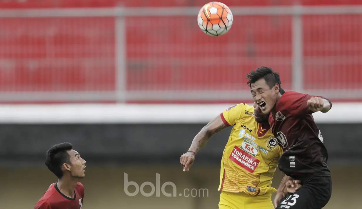 Bek Barito Putera, Hansamu Yama, duel udara dengan striker Sriwijaya FC, Hilton Moreira, pada laga Piala Presiden 2017 di Stadion I Wayan Dipta, Bali, Senin (13/2/2017). (Bola.com/Vitalis Yogi Trisna)