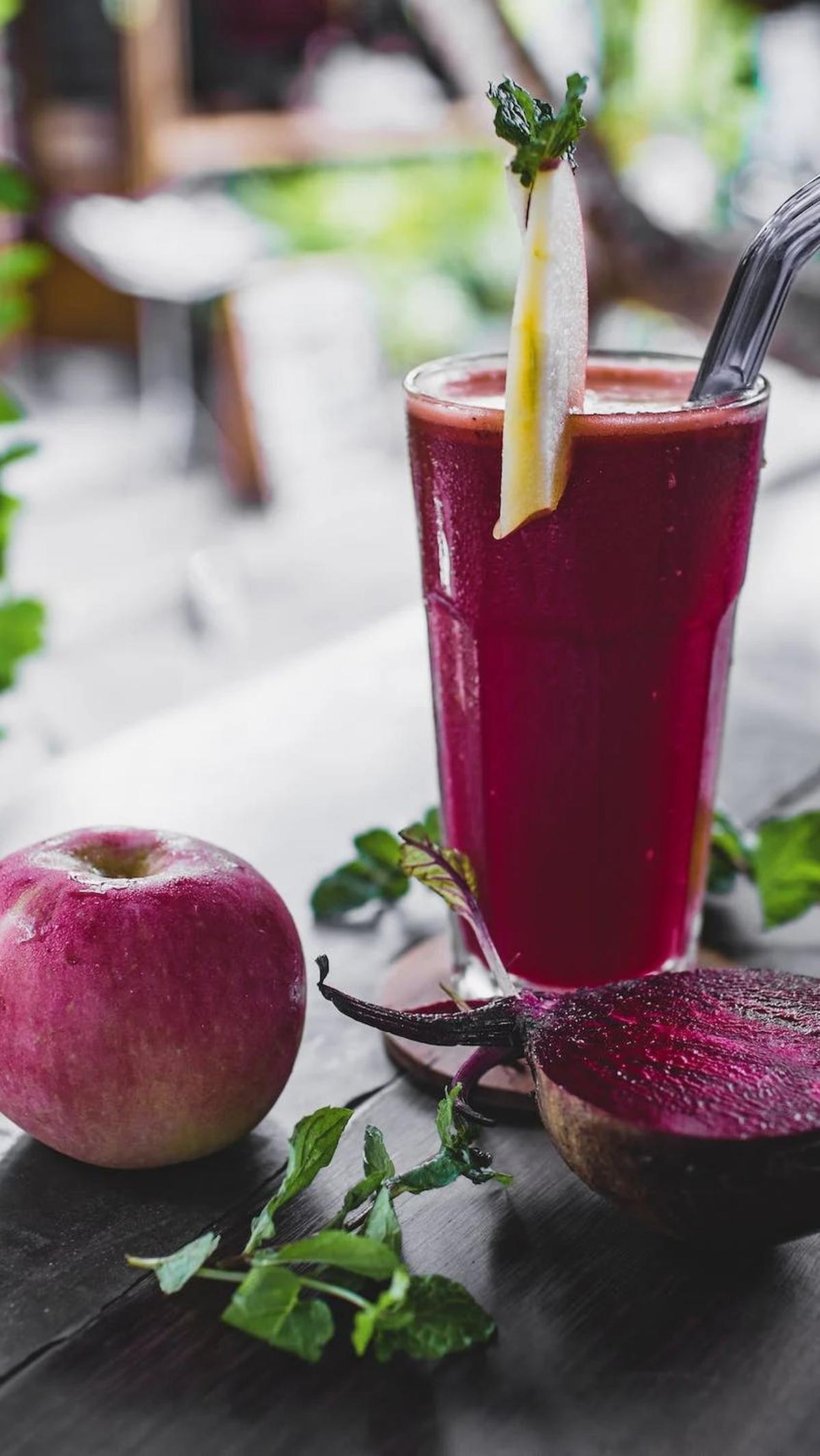 7. Smoothie Apel, Wortel, dan Bit: Nutrisi untuk Paru-paru Sehat