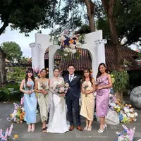 Kabar bahagia dari Rona, mantan member JKT48 generasi kedua yang telah melangsungkan pernikahannya dengan sang kekasih di Bali. [@nadilawantari23/@_siscasaras_/@rona_ang]