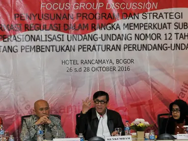 Menkumham Yasonna Laoly menggelar diskusi Focus Group Discussion (FGD) dengan sejumlah pakar hukum di Bogor, Jawa Barat, Rabu (26/10) malam. Forum itu bertujuan untuk menyusun program dan strategi reformasi regulasi. (Liputan6.com/Yoppy Renato)