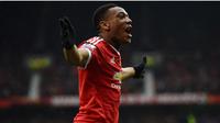 Selebrasi bomber Manchester United, Anthony Martial, setelah mencetak gol ke gawang Leicester City, Minggu (1/5/2016). (Reuters/Carl Recine)