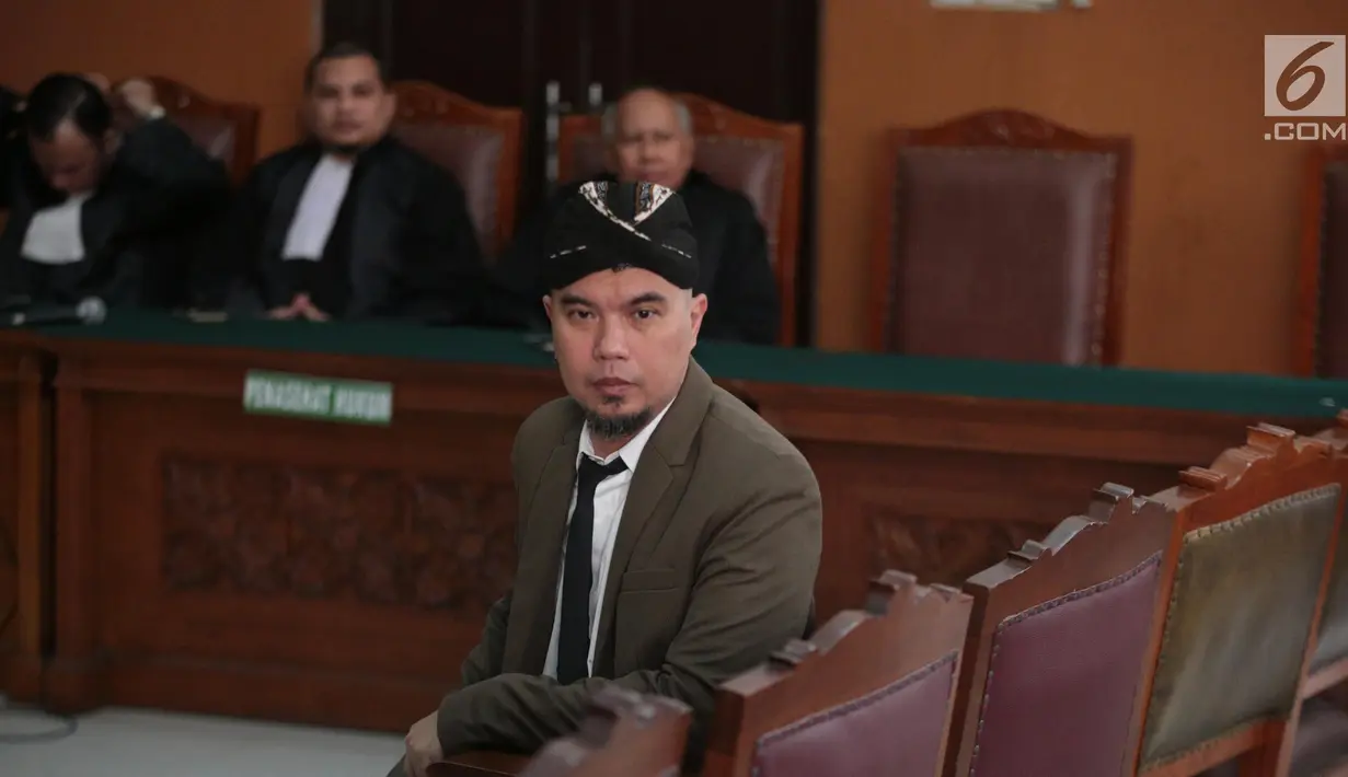 Terdakwa Ahmad Dhani saat menjalani sidang lanjutan atas kasus ujaran kebencian di Pengadilan Negeri Jakarta Selatan, Senin (19/11). Ahmad Dhani diseret ke meja hijau karena cuitannya di Twitter. (Liputan6.com/Faizal Fanani)