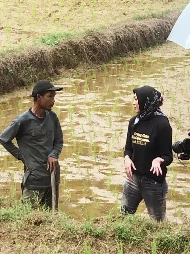 Angelina Sondakh ke sawah tanpa alas kaki