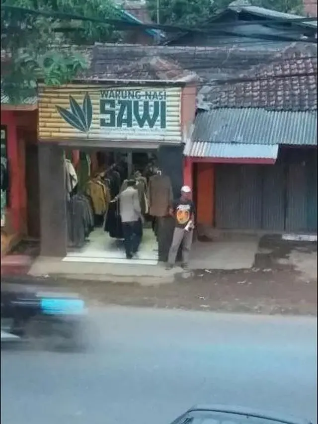 6 Potret Kocak Spanduk dan Toko yang Tak Sesuai Ini Bikin Tepuk Jidat