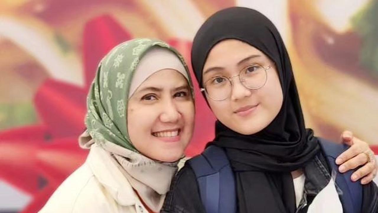 Putrinya Ine Sinthya Lulusan Fakultas Kedokteran di UNPAD Bandung