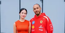 Pevita Pearce semakin menunjukkan ketertarikannya dengan dunia balap mobil. Tak hanya nonton balapan F1 di kursi terdepan, ia berkesempatan bertemu sang idola, Lewis Hamilton [@pevpearce]
