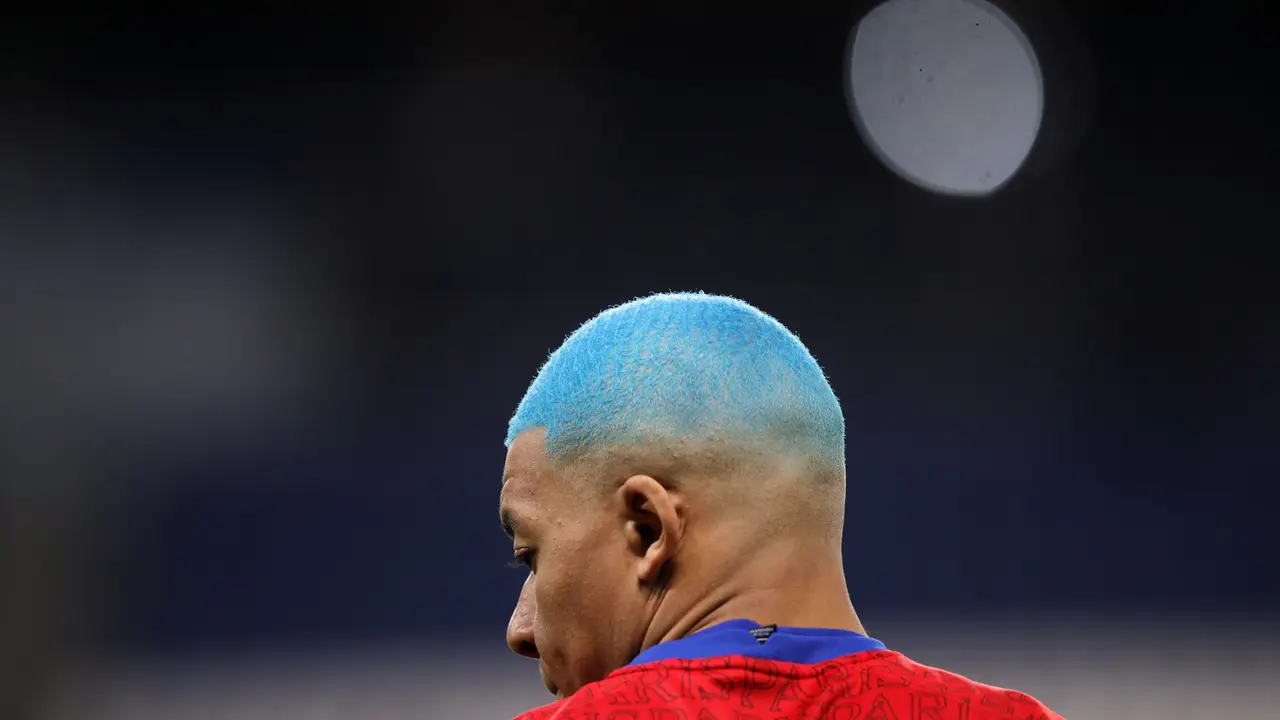 Kylian Mbappe Tampil Nyentrik Dengan Rambut di Cat Biru